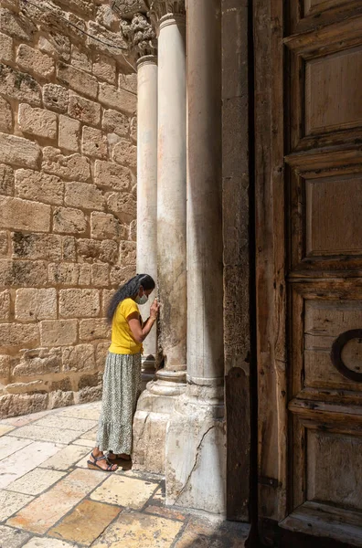 Иерусалим Израиль Июля 2021 Года Христианин Молится Каменного Столба Разбитого — стоковое фото