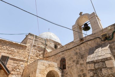 İsrail 'in Kudüs kentindeki Hristiyan kamarasında Başmelek Michael' ın manastırının çatısındaki çan kulesi.
