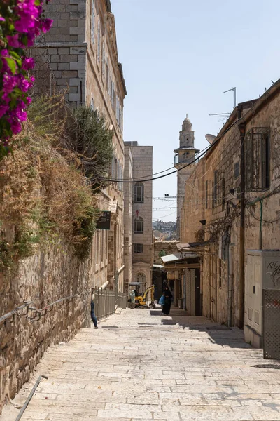 エルサレム イスラエル 2021年7月17日 イスラエル エルサレムの旧市街のキリスト教地区にある静かな小さなアル モズレン通り — ストック写真