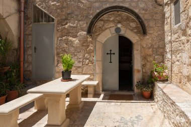 İsrail 'in eski Kudüs kentindeki Hristiyan kamaralarındaki küçük Feodorovsky manastırının avlusu.