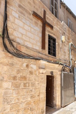 İsrail 'in Kudüs kentindeki küçük Feodorovsky manastırının girişinin üzerinde büyük ahşap bir haç var.