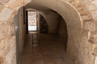 İsrail 'in eski Kudüs kentindeki Hristiyan kamarasındaki küçük Feodorovsky manastırından çıkan binanın altındaki tünel.