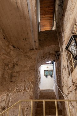 Aziz Niklas Manastırı 'nın eski Kudüs, İsrail' deki Hristiyan kamarasındaki iç geçidinin merdivenleri.