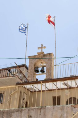 Yunan piskoposluğunun bayrakları, İsrail 'in Kudüs kentindeki Aziz Niklas Manastırı' nın çan kulesinde dalgalanıyor.