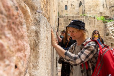 Kudüs, İsrail, 3 Mart 2021: İsrail 'in eski Kudüs kentindeki Küçük Batı Duvarı yakınlarında çok sayıda ziyaretçi ve inananlar namaz kılıyor