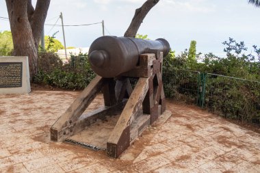Kudüs, İsrail, 23 Temmuz 2021: Antik 19. yüzyıl topu İsrail 'in kuzeyindeki Hayfa' daki Carmel Dağı 'ndaki Yafe Nof Caddesi' ndeki Louis Promenade 'de duruyor.