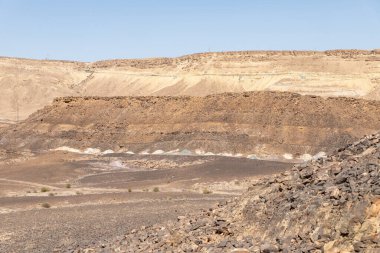 İsrail 'in güneyinde, Mitzpe Ramon yakınlarında, HaMinsara yakınlarında taş çöl..