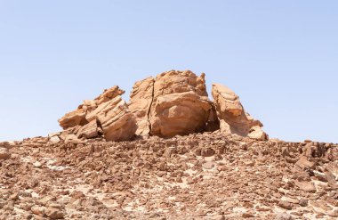 İsrail 'in güneyindeki Eilat yakınlarındaki Timna Milli Parkı' nda yaz mevsiminde olağanüstü güzel bir manzara..