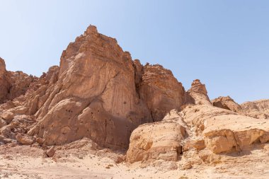 İsrail 'in güneyindeki Eilat yakınlarındaki Timna Milli Parkı' nda yaz mevsiminde olağanüstü güzel bir manzara..