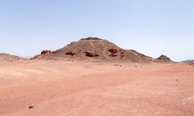 İsrail 'in güneyindeki Eilat yakınlarındaki Timna Milli Parkı' nda yaz mevsiminde olağanüstü güzel bir manzara..