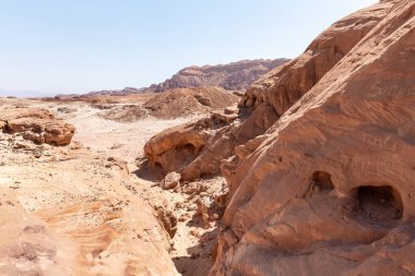 İsrail 'in güneyindeki Eilat yakınlarındaki Timna Milli Parkı' nda yaz mevsiminde olağanüstü güzel bir manzara..