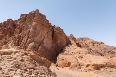 İsrail 'in güneyindeki Eilat yakınlarındaki Timna Milli Parkı' nda yaz mevsiminde olağanüstü güzel bir manzara..
