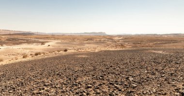 İsrail 'in güneyinde, Mitzpe Ramon yakınlarında, HaMinsara yakınlarında taş çöl..