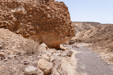 Kuru bir nehir yatağı boyunca Eilat şehrinin yakınlarındaki bir doğal rezerve giden bir yol.