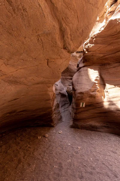 Úzký Průchod Mezi Skalami Přírodní Rezervaci Poblíž Města Eilat Červený — Stock fotografie