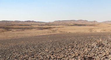 İsrail 'in güneyinde, Mitzpe Ramon yakınlarında, HaMinsara yakınlarında taş çöl..