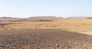 İsrail 'in güneyinde, Mitzpe Ramon yakınlarında, HaMinsara yakınlarında taş çöl..
