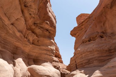 İsrail 'in güneyindeki Kızıl Kanyon, Eilat kenti yakınlarındaki bir doğa koruma alanındaki kayalar arasındaki dar geçit.