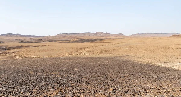 İsrail 'in güneyinde, Mitzpe Ramon yakınlarında, HaMinsara yakınlarında taş çöl..