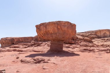 İsrail 'in güneyindeki Eilat kenti yakınlarındaki Timna Ulusal Parkı' ndaki yeraltı sularıyla kayalardan yüzyıllarca önce oluşan mantar..