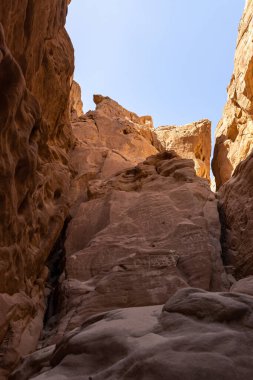 İsrail 'in güneyindeki Eilat yakınlarındaki Timna Milli Parkı' nda yaz mevsiminde olağanüstü güzel bir manzara..