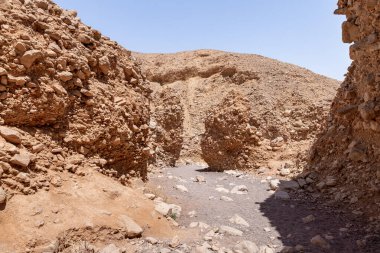 Kuru bir nehir yatağı boyunca Eilat şehrinin yakınlarındaki bir doğal rezerve giden bir yol.