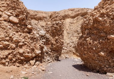 Kuru bir nehir yatağı boyunca Eilat şehrinin yakınlarındaki bir doğal rezerve giden bir yol.