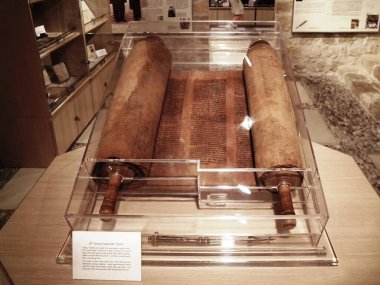 Rodos, Yunanistan, Temmuz 06, 2011: Yunanistan 'ın Rodos adasındaki Rodos şehrindeki Kahal Şalom Sinagogu' nda 16. yüzyıl Sefarad Tevrat parşömeninde cam sergileniyor.