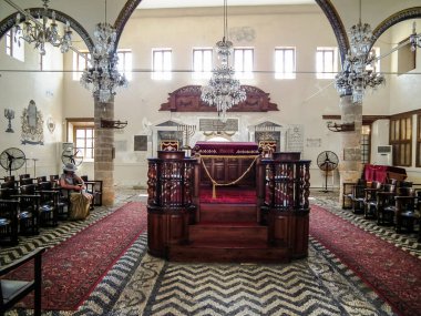 Rodos, Yunanistan, 06 Temmuz 2011: Yunanistan 'ın Rodos adasındaki Rodos şehrindeki Kahal Şalom Sinagogu' nun ana salonu