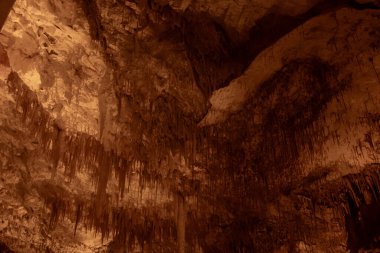 İsrail 'deki Beit Shemesh yakınlarındaki Judean Dağları' ndaki Sorek sarkıtlarının tavanlarından sarkan sarkıtlar.