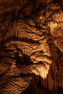 İsrail 'deki Beit Shemesh yakınlarındaki Judean Dağları' ndaki Sorek sarkıtlarının gerçekçi olmayan doğal güzelliği.