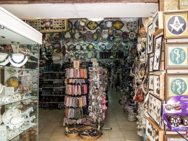 Rodos, Yunanistan, Temmuz 06, 2011: Yunanistan 'ın Rodos adasındaki Rodos kentinin eski tarihi bölümündeki hediyelik eşya dükkanı