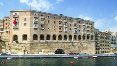 Valletta, Malta, 05 Temmuz 2013: Malta 'da Birgu şehrindeki Fort St Angelo kalesinin duvarındaki gözlem kulesinin turistik teknesinden görüntüler