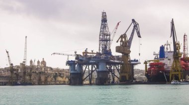 Valletta, Malta, 05 Temmuz 2013: Malta 'da Birgu şehrindeki Fort St Angelo kalesinin duvarındaki gözlem kulesinin turistik teknesinden görüntüler