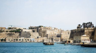 Rodos, Yunanistan, Temmuz 06, 2011: Yunanistan 'ın Rodos adasındaki Rodos şehrinde küçük siyah tüylü köpek mağaza girişinde uyuyor