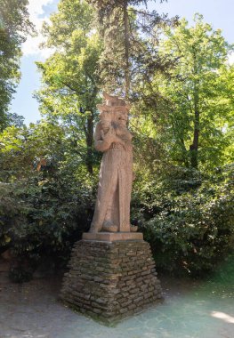 Prag, Çek Cumhuriyeti, 15 Mayıs 2024: Çek Cumhuriyeti Prag Hayvanat Bahçesi 'nde Slav tanrısı Radegast' ın heykeli