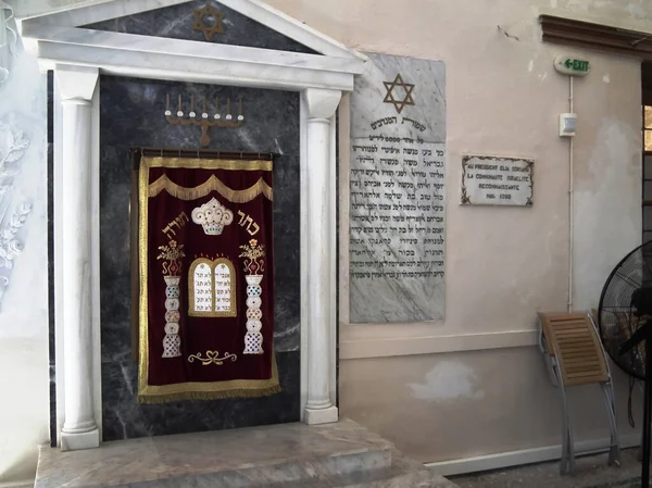 Rodos, Yunanistan, Temmuz 06, 2011: Yunanistan 'ın Rodos adasındaki Rodos şehrindeki Kahal Şalom Sinagogu' nun içi