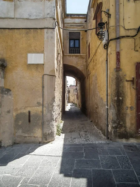 Rodos, Yunanistan, Temmuz 06, 2011: Yunanistan 'ın Rodos adasındaki Rodos kentinin eski tarihi bölümünde iyi korunmuş eski evler