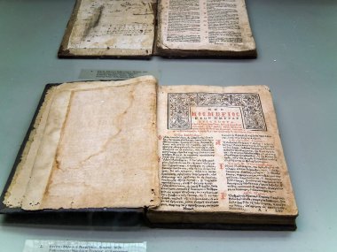 Rodos, Yunanistan, 4 Temmuz 2011: Yunanistan 'ın Rodos adasındaki Lindos şehrindeki Kutsal Bakire Panagia Kilisesi' nde antik dini kitaplar