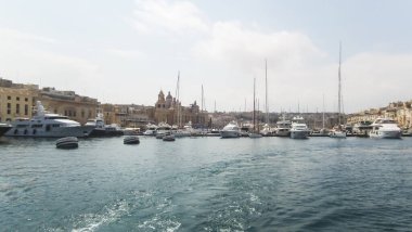 Valletta, Malta, 05 Temmuz 2013: Birgu şehri ile Malta 'nın Senglea kenti arasındaki yat marinasındaki turistik tekne görüntüsü