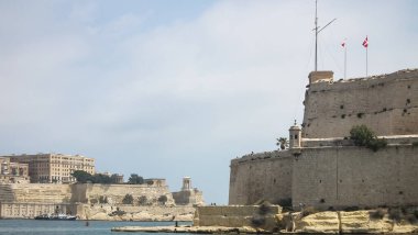 Valletta, Malta, 05 Temmuz 2013: Birgu 'daki Fort St Angelo ile Malta' daki Valletta şehri arasındaki Valletta Grand Harbour 'un turist teknesinden görüntüler