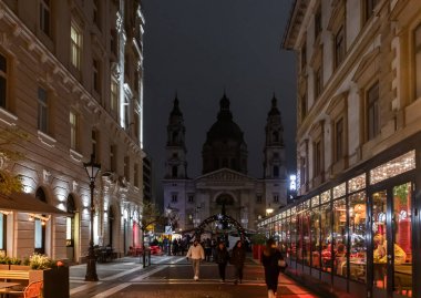 Budapeşte Macaristan, 14 Aralık 2025: Macaristan 'ın başkenti Budapeşte' deki Zrnyi Caddesi 'nde gece aydınlanması