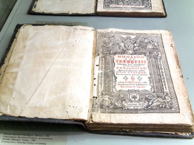 Rodos, Yunanistan, 4 Temmuz 2011: Yunanistan 'ın Rodos adasındaki Lindos şehrindeki Kutsal Bakire Panagia Kilisesi' nde antik dini kitaplar