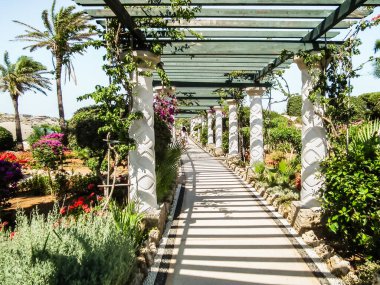 Rodos, Yunanistan, 06 Temmuz 2011: Yunanistan 'daki Rodos adasındaki Termes Kallithea Springs' in avlusu
