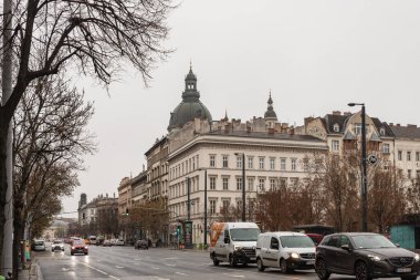 Budapeşte Macaristan, 15 Aralık 2025: Macaristan 'ın başkenti Budapeşte' de yağışlı kış havasında Bajcsy Zsilinszky Caddesi üzerindeki iyi korunmuş eski bina