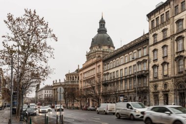 Budapeşte Macaristan, 15 Aralık 2025: Macaristan 'ın başkenti Budapeşte' de yağışlı bir kış havasında Bajcsy Zsilinszky Caddesi 'ndeki iyi korunmuş eski bina