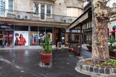 Budapeşte Macaristan, 15 Aralık 2025: Kaptan Cook Pubs Macaristan Budapeşte 'de Noel süslemesi