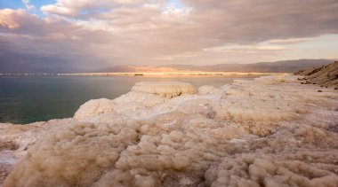 Ölü Deniz 'in sayısız tuz mantarı akşam güneşinin altında Ürdün Dağları' nın arka planına karşı.