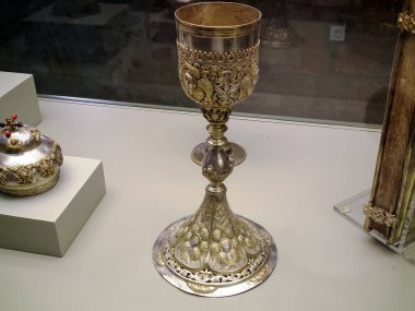 Rodos, Yunanistan, Temmuz 04, 2011: Yunanistan 'ın Rodos adasındaki Lindos şehrindeki Kutsal Bakire Panagia Kilisesi' nde dekoratif altın kupa