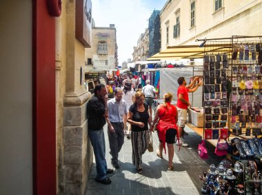 Valletta, Malta, 05 Temmuz 2013: Malta 'da Valletta şehrinin tarihi bölgesinde dar sokaklardan birinde küçük bir pazar